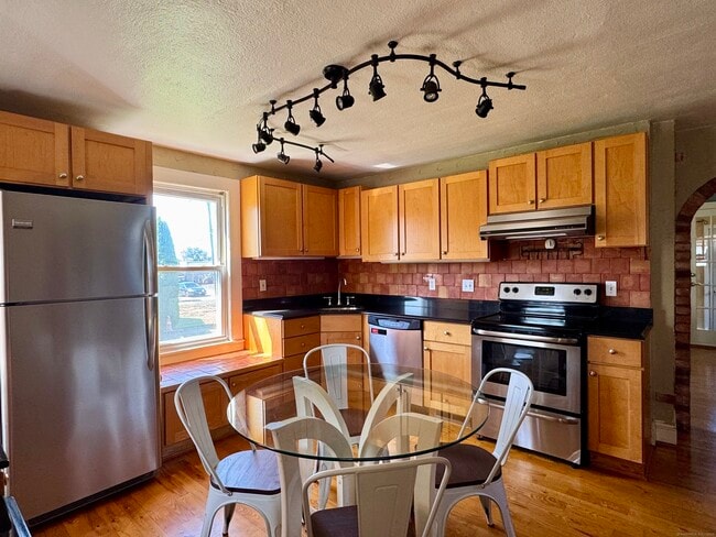 106 Vanderbilt Ave in West Hartford, CT - Building Photo - Building Photo