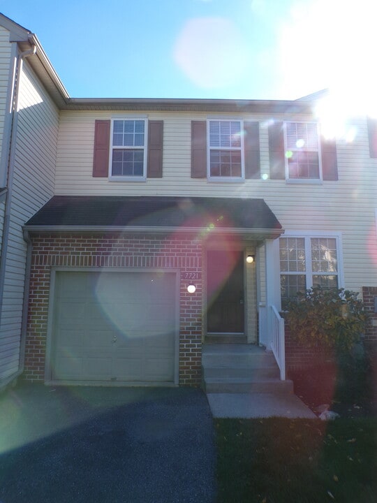 7721 Cross Creek Cir in Breinigsville, PA - Foto de edificio