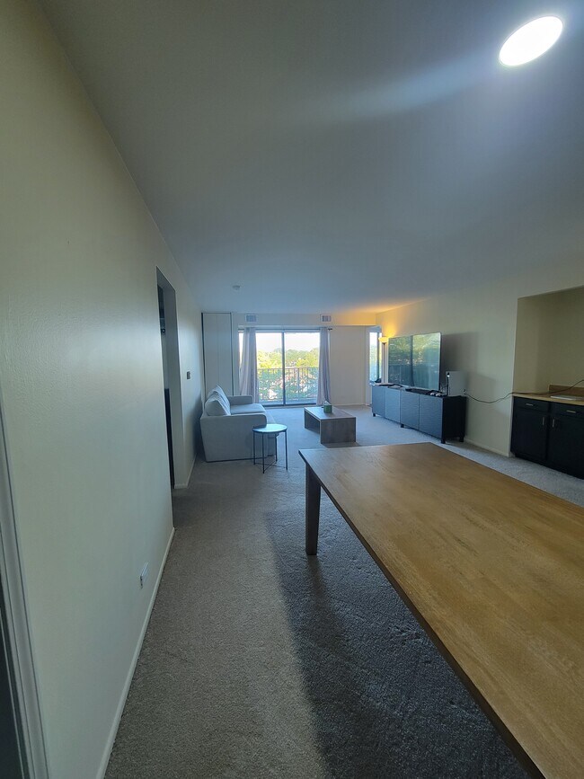5450 Astor Ln, Unit 405 in Rolling Meadows, IL - Foto de edificio - Building Photo