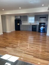 528 Chapel St, Unit Apartment C in New Haven, CT - Building Photo - Building Photo