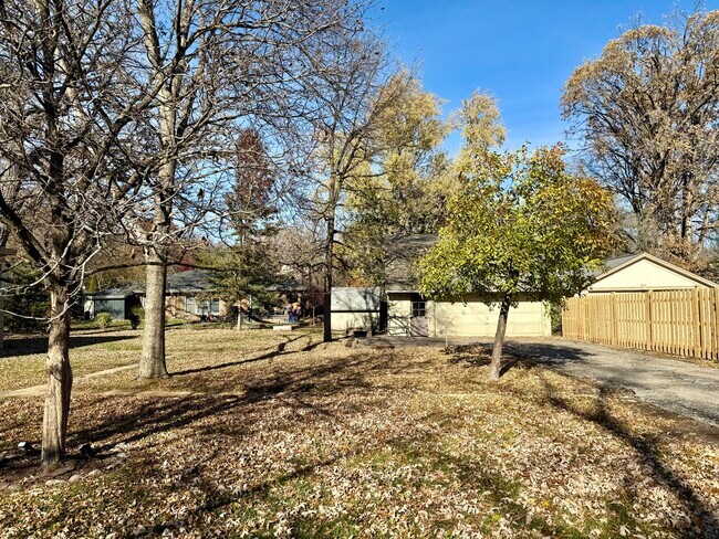 4700 Teonia Woods Dr in Rolling Meadows, IL - Building Photo - Building Photo