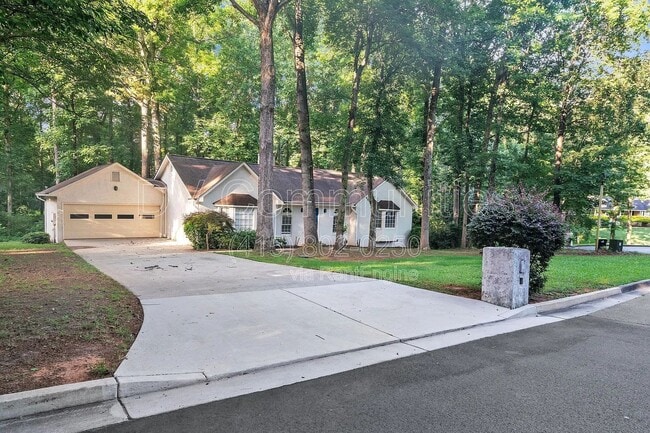 2557 Ashley Cir in Jonesboro, GA - Building Photo - Building Photo