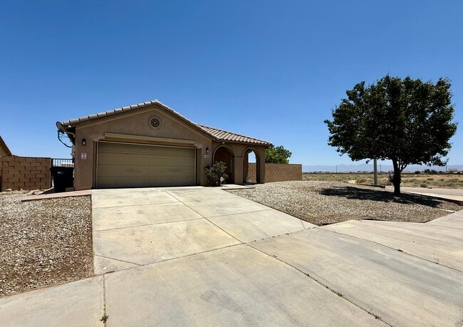 44608 Avenida Linda in Lancaster, CA - Building Photo - Building Photo