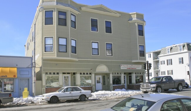 332 Main St in Everett, MA - Foto de edificio - Building Photo