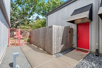5221 Blossom St in Houston, TX - Building Photo - Building Photo