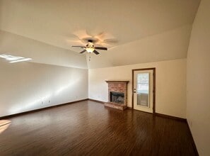 607 Northwest Granite Avenue in Cache, OK - Foto de edificio - Building Photo