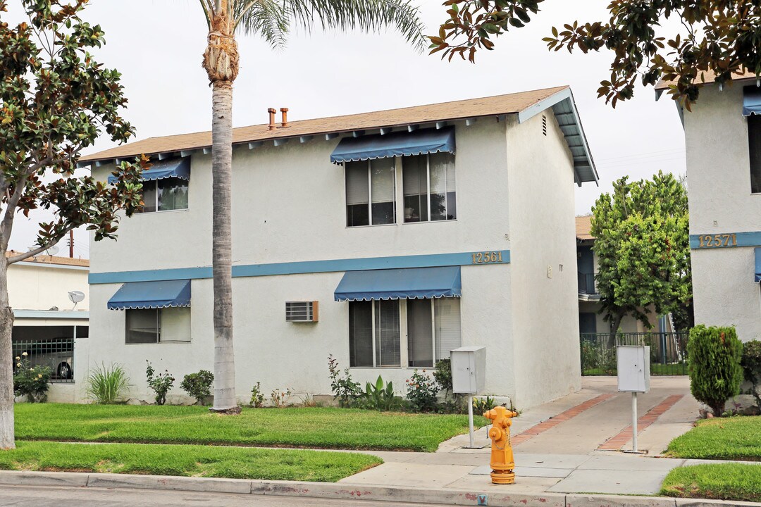 12561 Sunswept Ave in Garden Grove, CA - Foto de edificio