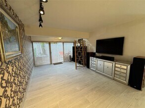 20940 Bay Ct in Miami, FL - Building Photo - Building Photo