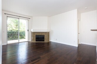 2050 Camino De La Reina in San Diego, CA - Building Photo - Building Photo