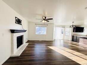 1094 1825 W in Syracuse, UT - Foto de edificio - Building Photo