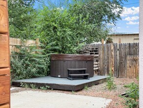 521 Camino Solano in Santa Fe, NM - Foto de edificio - Building Photo