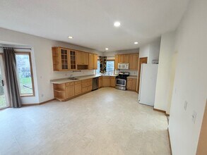 15014 Valley View Pl in Savage, MN - Foto de edificio - Building Photo