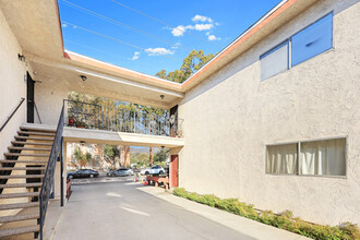 2012 Yosemite Dr in Los Angeles, CA - Building Photo - Building Photo