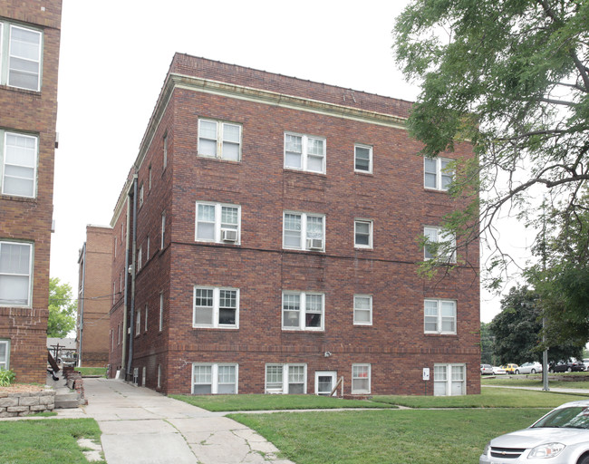 Colonial in Lincoln, NE - Building Photo - Building Photo