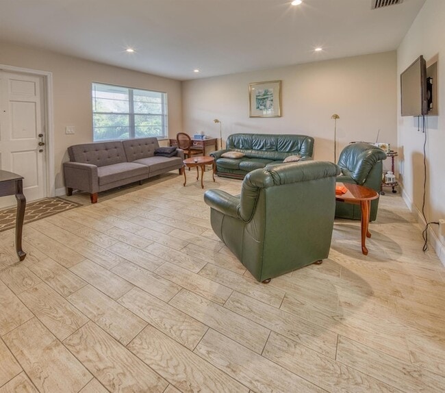 301 S Lakeside Dr, Unit 0070 in Lake Worth Beach, FL - Foto de edificio - Building Photo