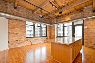 625 W Jackson Blvd, Unit 813 in Chicago, IL - Building Photo - Building Photo