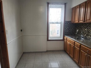 60-48 68th Rd in Queens, NY - Foto de edificio - Building Photo