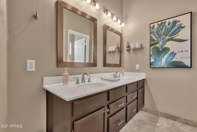 property at 1138 E Amberwood Dr