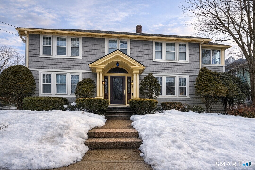 15 E Main St in Branford, CT - Building Photo