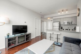 38 Grenville St in Toronto, ON - Building Photo - Building Photo