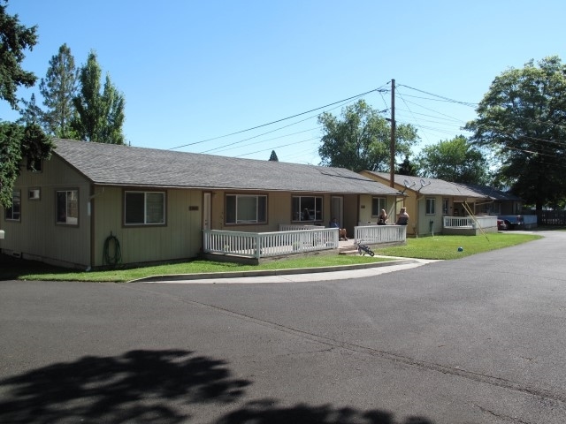 1319 W Stewart Ave in Medford, OR - Building Photo