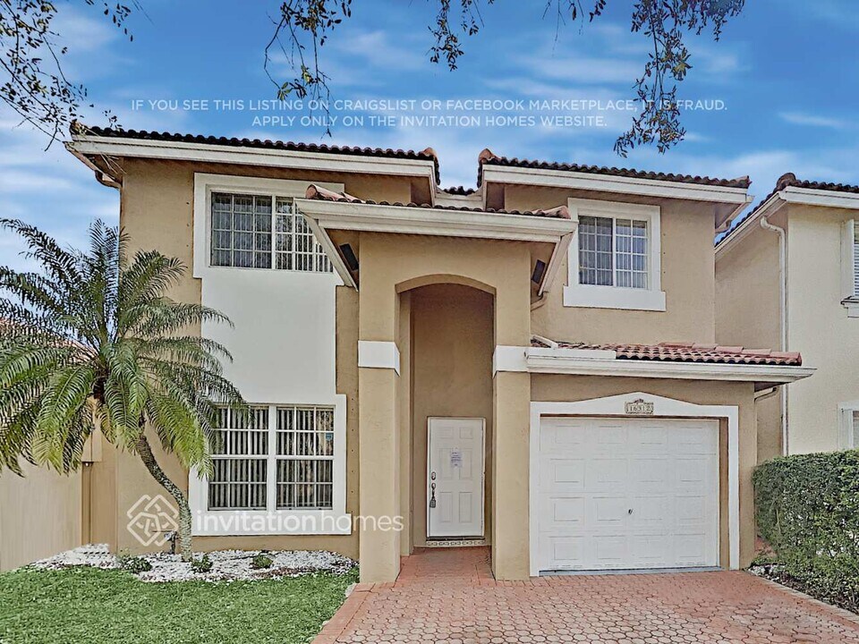 16312 SW 102nd St in Miami, FL - Foto de edificio