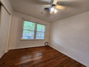 913 Prescott St in Kerrville, TX - Building Photo - Building Photo