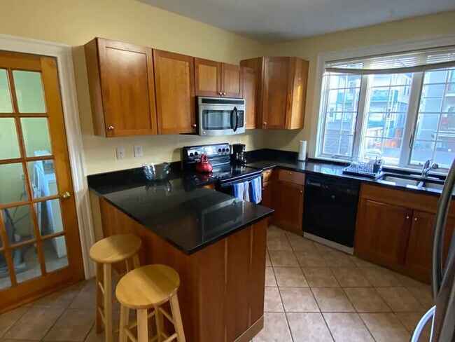 27 Albion St, Unit 2 in Medford, MA - Building Photo - Building Photo