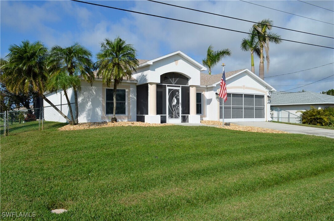 4904 SW 1st Ct in Cape Coral, FL - Building Photo
