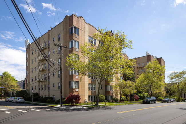 Lyons Towers in Newark, NJ - Building Photo - Building Photo