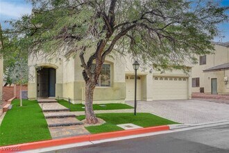 8125 Chestnut Hollow Ave in Las Vegas, NV - Building Photo - Building Photo