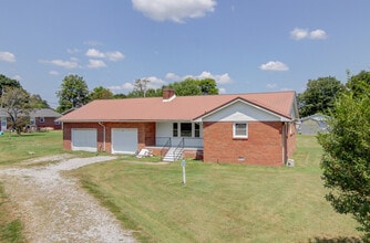 104 W McReynolds Dr in Elkton, KY - Building Photo - Building Photo