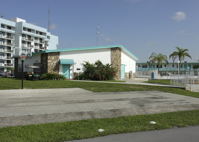 Lake Terraces Apartments in Miami, FL - Building Photo - Building Photo