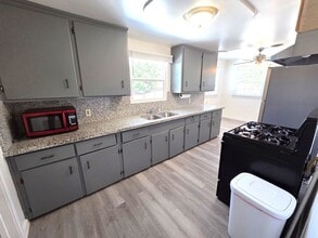 195 E Mountain View Ave in Porterville, CA - Building Photo - Building Photo