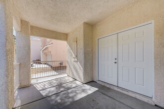 9004 Snowtrack Ave in Las Vegas, NV - Building Photo - Building Photo