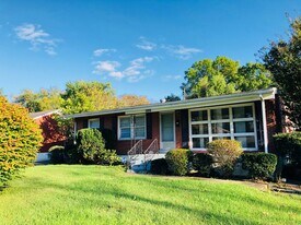 2850 Hikes Ln in Louisville, KY - Building Photo
