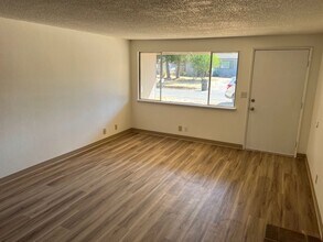 430 S 51st Pl in Springfield, OR - Foto de edificio - Building Photo