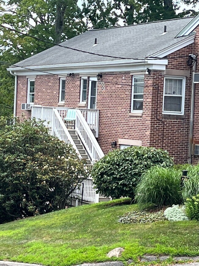 208 Park St in New Canaan, CT - Building Photo - Building Photo