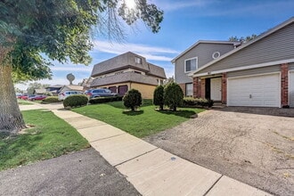 50 Terry Dr in Roselle, IL - Foto de edificio - Building Photo