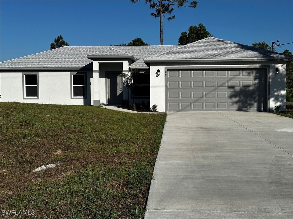 946 Grant Blvd in Lehigh Acres, FL - Building Photo
