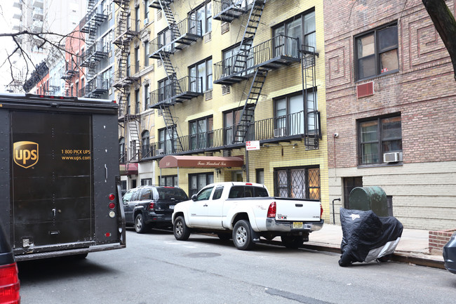 410 E 74th St in New York, NY - Foto de edificio - Building Photo