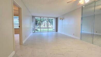 8421 Lagos De Campo Blvd in Tamarac, FL - Building Photo - Building Photo