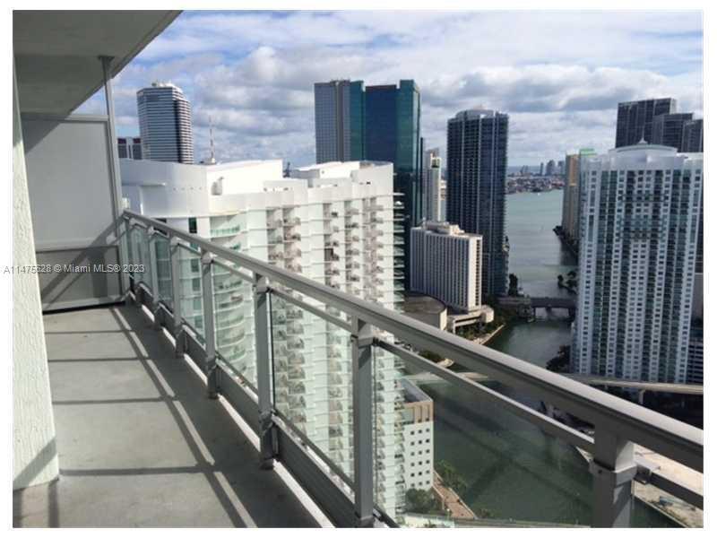 90 SW 3rd St, Unit 4411 in Miami, FL - Foto de edificio