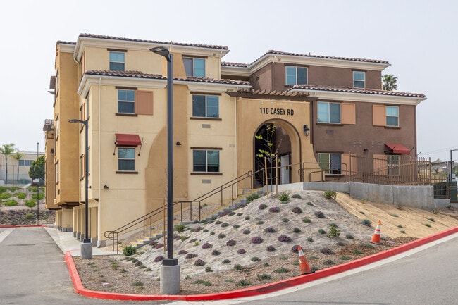 Vendra Garden Apartments in Moorpark, CA - Foto de edificio - Building Photo