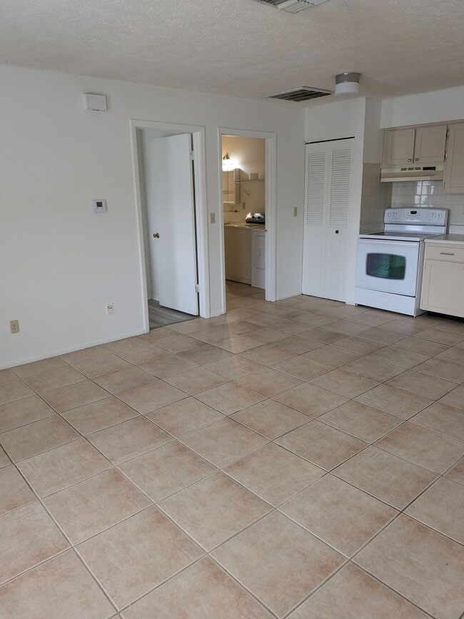 37216 Clinton Ave in Dade City, FL - Building Photo - Building Photo