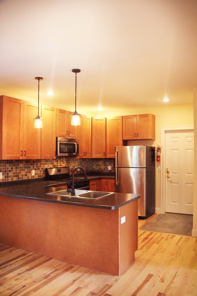 26 Converse Ct, Unit APT 4 in Burlington, VT - Building Photo - Building Photo