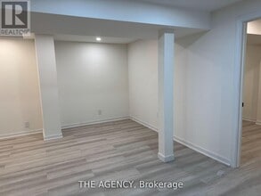 1054 Leslie Valley Dr in Newmarket, ON - Building Photo - Building Photo