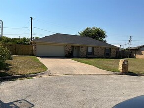 125 Brazil Ct in Hurst, TX - Building Photo - Building Photo