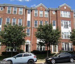 20606 Maitland Terrace in Ashburn, VA - Building Photo