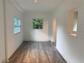 1238 NE 110th St, Unit 3 in Miami, FL - Building Photo - Building Photo